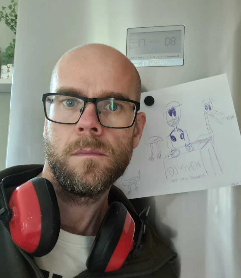 DJ-Sven is in his house!